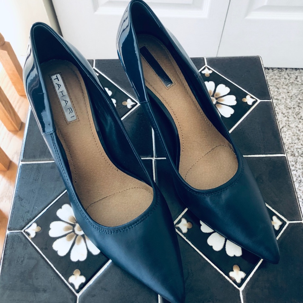 Tahari Peyton Heels - GREAT condition - Navy - 8.5